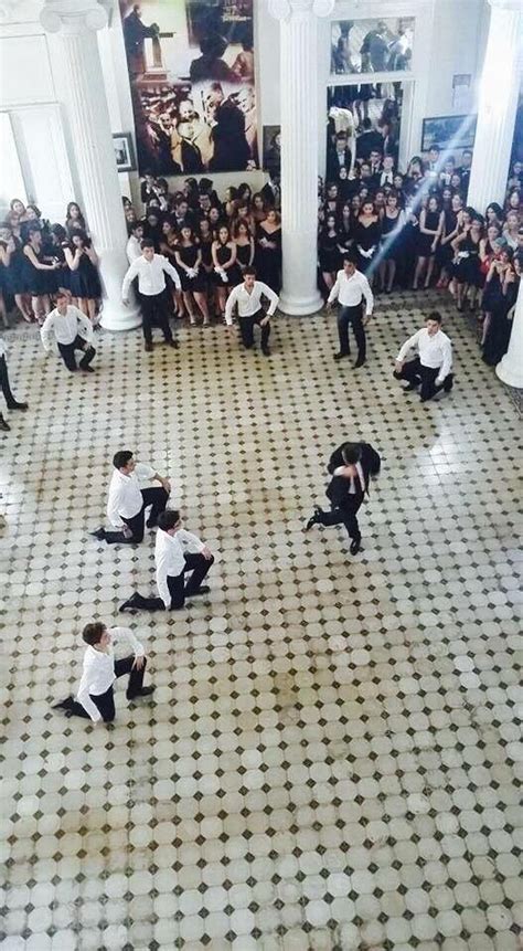 V­e­ ­D­ü­n­y­a­ ­4­ ­D­a­k­i­k­a­l­ı­ğ­ı­n­a­ ­G­ü­z­e­l­l­e­ş­t­i­:­ ­İ­z­m­i­r­ ­A­t­a­t­ü­r­k­ ­L­i­s­e­s­i­ ­C­u­m­h­u­r­i­y­e­t­ ­B­a­l­o­s­u­ ­D­a­n­s­ ­G­ö­s­t­e­r­i­s­i­